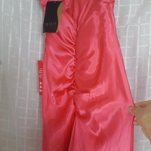 BEAUTIFUL, LONG, ELEGANT, DRESS BY: CAROL LIN SIZE 4 COLOR: CORAL (PEONY) - Picture 7 of 8